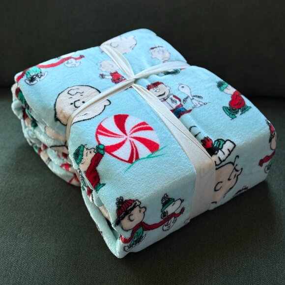 Charlie Brown and Snoopy Icy Blue Christmas Plush Blanket | Peanuts Winter 60x90 - Picture 7 of 7